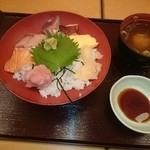 大庄水産 仙台国分町店 - 魚河岸丼(大盛無料、味噌汁付き)￥500