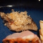 鮨 惣五郎 - 炙ったイワシの上にはイワシ節