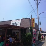 店内入り口には待機用の椅子やベンチ。行列がすでに…