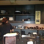 焼肉 いけや - カウンターから厨房