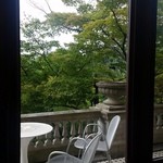 デザートカフェ長楽館 - 二階の喫煙ルームからテラスを望む
