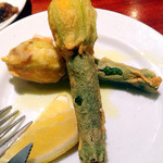 ビストロ カルネジーオ - 花ズッキーニのフリット。蕾にチーズ入り。