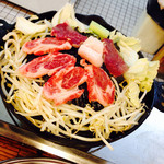 味の羊ヶ丘 - 奥がモモ肉750円税込、手間が肩ロース930円税込