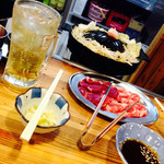 味の羊ヶ丘 - ジンギスカン鍋準備完了、モモ肉750円税込、肩ロース930円税込、ハイボールはもちろんニッカ450円税込