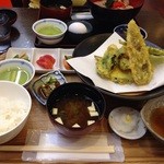 道の駅 茶の里東白川 - 山菜・川魚の天ぷら定食（1,100円）