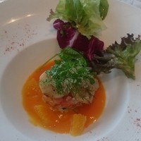 代官山ASO チェレステ 二子玉川店 - 香草の香りを纏ったサーモンと夏野菜のタルタル 人参とオレンジのピュレ