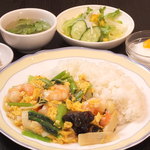 張広東飯店　桜園 - 料理写真:ランチ定食　　料理一品、サラダ、白飯、お新香、スープ、デザート（杏仁豆腐）付き
                    ※白飯大盛り＋100円　780円（税込）