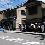 京うどん 生蕎麦 岡北 - 私達が帰る時には、店頭に３０名ほどの待客の列が～！！(ﾟ ﾛ ﾟ;ﾉ)ﾉ