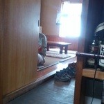 ちょぼ八 - 土間を挟んで左右に座敷があります。