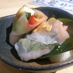 俺の魚を食ってみろ!! - (2015/8/4)サービスで、夏野菜とスモークサーモンの生春巻を頂きました。シャキシャキの葉野菜、サーモン、濃厚なチーズのマリアージュが楽しめます(^^)v