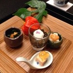 じゅんさい・揚げたトウモロコシ・モズク酢・ウドの上に雲丹・豆腐餻