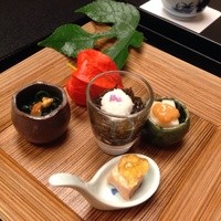 たか田八祥 - じゅんさい・揚げたトウモロコシ・モズク酢・ウドの上に雲丹・豆腐餻
