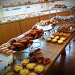 이사브로우세이 빵 모로도미점 - 素朴な店内