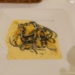 【ウニとクリームソース、イカスミを練り込んだタリオリーニ】◎2015/7