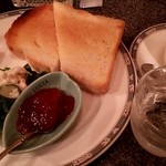 らんぷ - トースト(大皿)が税込480円、珈琲は単品で500円です。