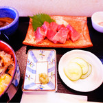 よねさん - まぐろ刺しと煮穴子丼
      このボリュームで650円！