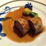 オーストラリア産仔羊背肉のパイ包み焼き、花付きズッキーニ添え