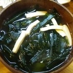 まないた - 生わかめたっぷりの出汁の効いたお吸い物！