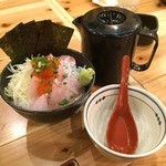 横濱魚萬 - 飯はド級の350ｇ！出汁をかけて二度美味しい！鮪たたきと海鮮のドカ盛り部長　798円。