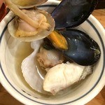 横濱魚萬 - ムール貝、海老、帆立、あさり、お魚。具だくさん。
魚介の旨みしみしみで、めっちゃ美味しかった～！