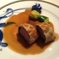 アピシウス - オーストラリア産仔羊背肉のパイ包み焼き、花付きズッキーニ添え