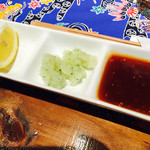 琉球焼肉なかま - レモン、ゴーヤとパパイヤの塩ダレ、黒糖のタレ