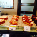 エスポワール - ショーケースの上の焼き菓子‼︎