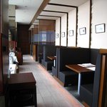 家全七福酒家 SEVENTH SON RESTAURANT 名古屋店 - 窓に沿って並ぶテーブル席