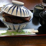 カツが蓋を押し上げる様がいい感じ