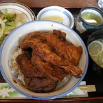 グリルやまだ - これは「ミックス丼（豚・ビーフ・海老）」