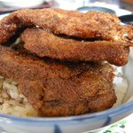 グリルやまだ - 「ミックス丼（豚・ビーフ・海老）」を横から