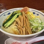 龍上海 - ラー博は俺の社員食堂。  冷ししょうゆラーメソ！  具は冷しからみそと同じらしい。ハム・きゅうり・玉子が気分と合う。ほんのり酸味、縮れた太麺。いかにも夏のご馳走。イイね！