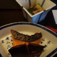 日本海 - 焼き魚二種、ツナと胡瓜の酢の物