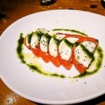 キッチン アダチ - トマトとモッツァレラのカプレーゼ