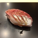 鮨 田なべ - 切り目の入った鯵