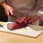 鮨 相澤 - メジ鮪を捌いています