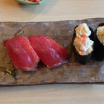 雷音 - 鮪にぎりと海老マヨ軍艦