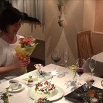 Resurije - 誕生日にお店からのケーキとお花をもらっている方がいました。