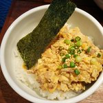 みちしるべ - 豚マヨ卵丼 ランチサービス100円 上の具材は冷たい