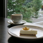 森のカフェおん - ホットコーヒーと日向夏のレアチーズケーキ（季節のケーキ）