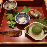 日本料理 太月 - 八寸
                いさき煮凝り、つるむらさきのおひたし、鮎うるか、目光風干し、青梅白ワイン煮、枝豆かき揚げ(2015/6)