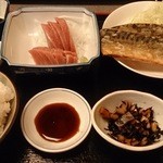 たか丸 - 日替り定食（650円）まぐろの刺身、さば唐揚げ、ひじき煮