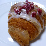 ピエール・エルメ・パリ - 2015年8月　クロワッサン　イスパハン　380円