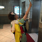 玄龍 - 店舗入り口で会った盛岡さんさ踊りに参加されたお姉さま！ポーズを取っていただきました♪