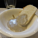 山猫軒 - トリュフとマッシュルームのペーストとハルユタカ　天然酵母の山猫パン