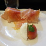 山猫軒 - 水牛のフレッシュモッツアレッラとたっぷりの生ハムとメロン