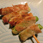 ワインバー フレンド書房 - 塁のおまかせ5本盛り ② アスパラの肉巻き 210円。