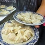 三五手工水餃生鮮專賣店 - 茹であがったら、どんどんテーブルへ。