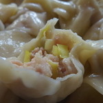 三五手工水餃生鮮專賣店 - 黄韮たっぷり、フレッシュで香りのよい肉餡です。