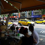 三五手工水餃生鮮專賣店 - 店先には民生西路(店内から)